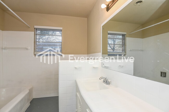 Building Photo - 7105 Robinhood Ln