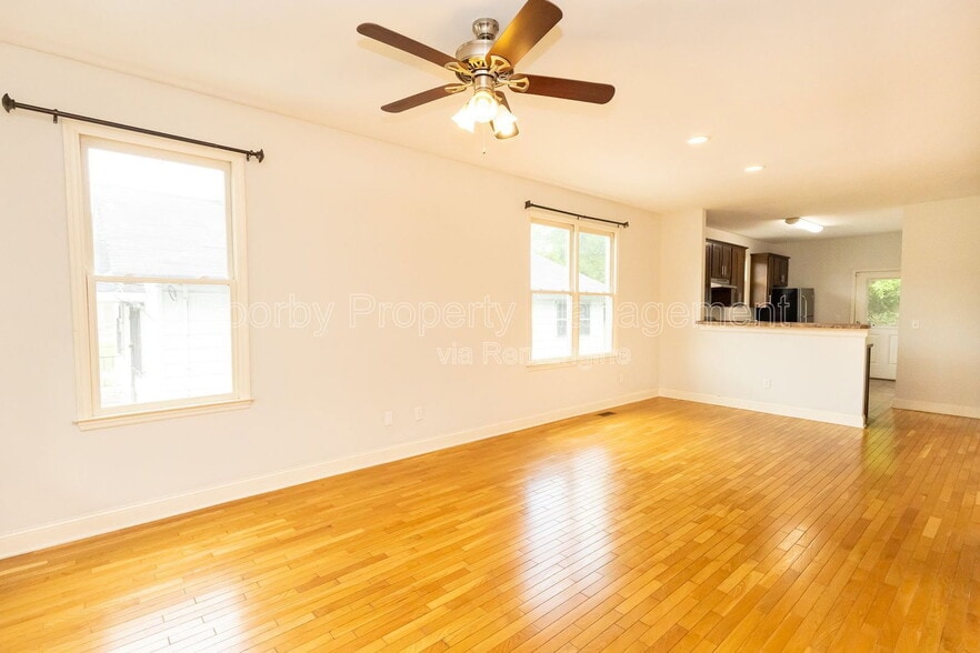 Building Photo - 226 N Hickory St