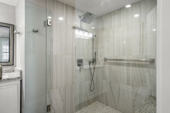 Building Photo - 63 Pine St