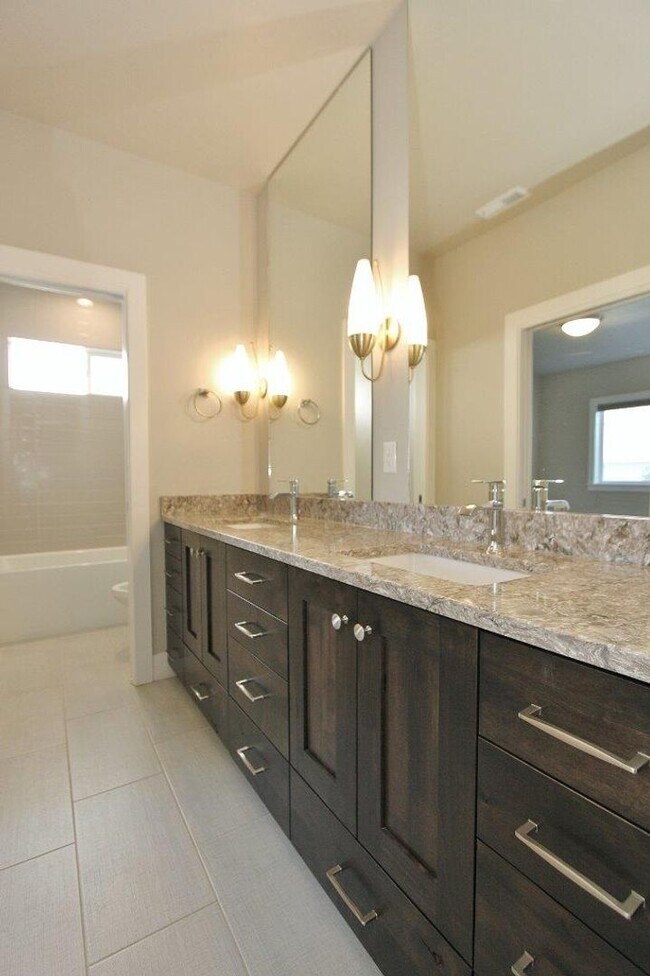 Building Photo - Alluring Beach-Style Home Nestled in SE Boise