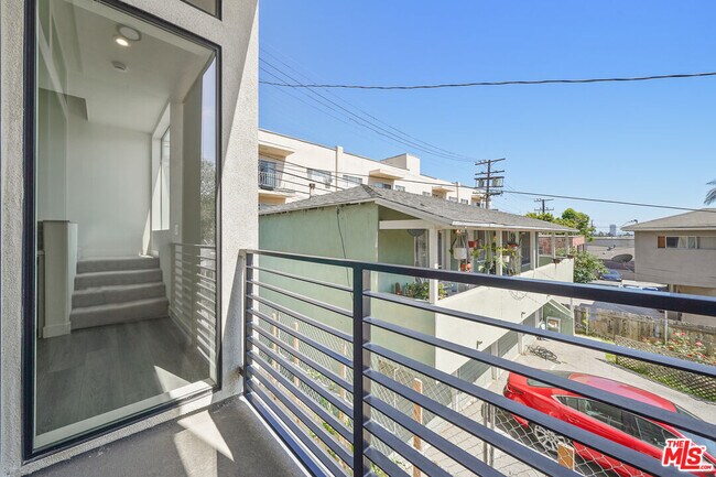 Building Photo - 1204 N Orange Grove Ave