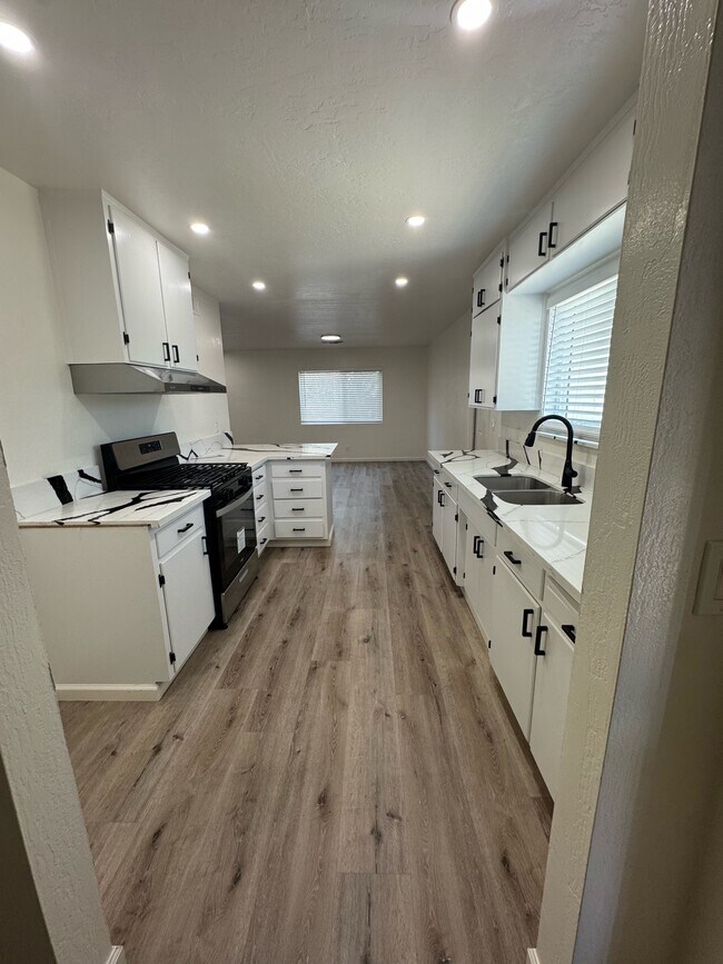 Building Photo - 1104 Lincolnwood Cir