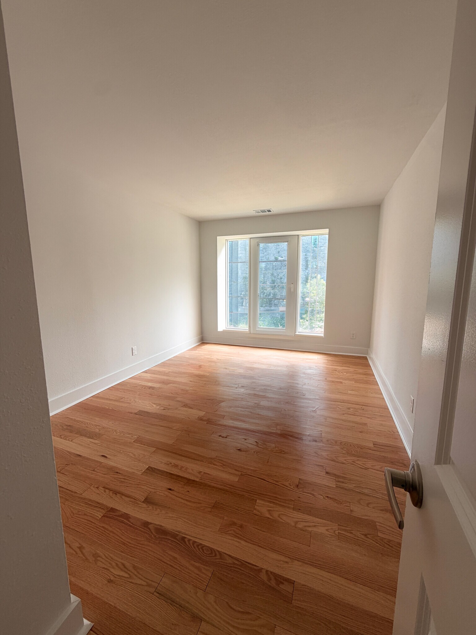 Building Photo - 5630 Pershing Ave