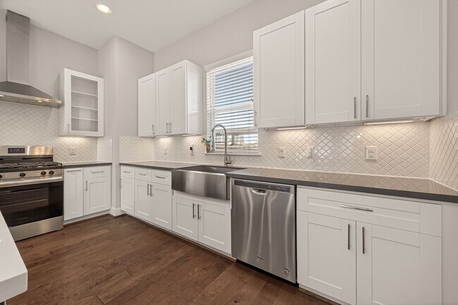 Building Photo - 2010 St Charles St