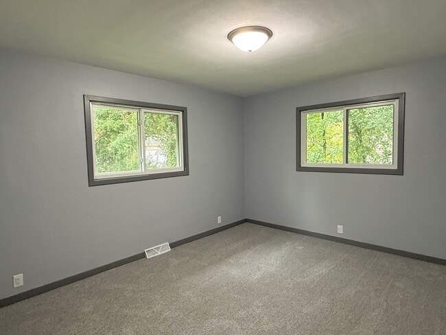 Building Photo - Private 3 bedroom home