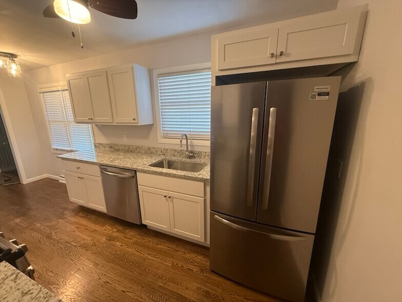 Building Photo - 1725 Elmwood Ln