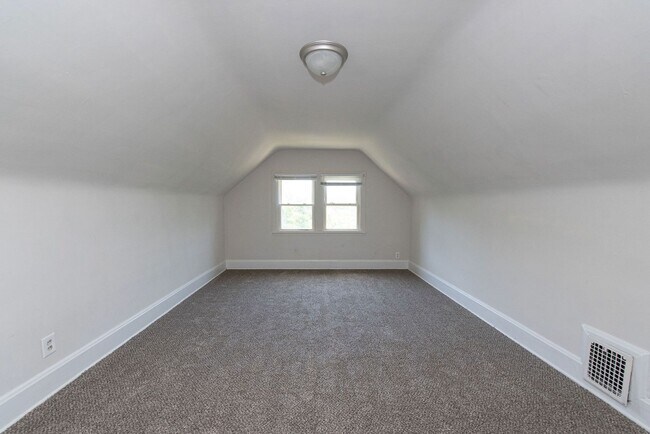 Building Photo - COVEDALE - Charming 3 bed apt, upstairs of...