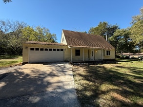 Building Photo - 107 Foxwood Village Dr