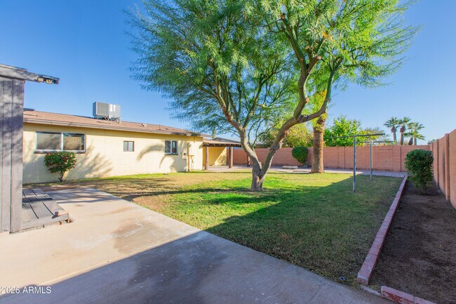 Building Photo - 1813 E Ellis Dr