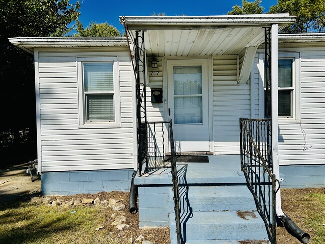 Front porch - 717 Koogler St