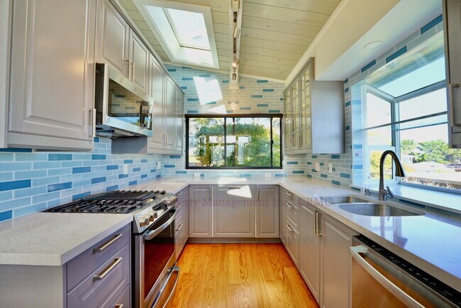 Building Photo - Unmatched Quality and Unparalleled Views F...