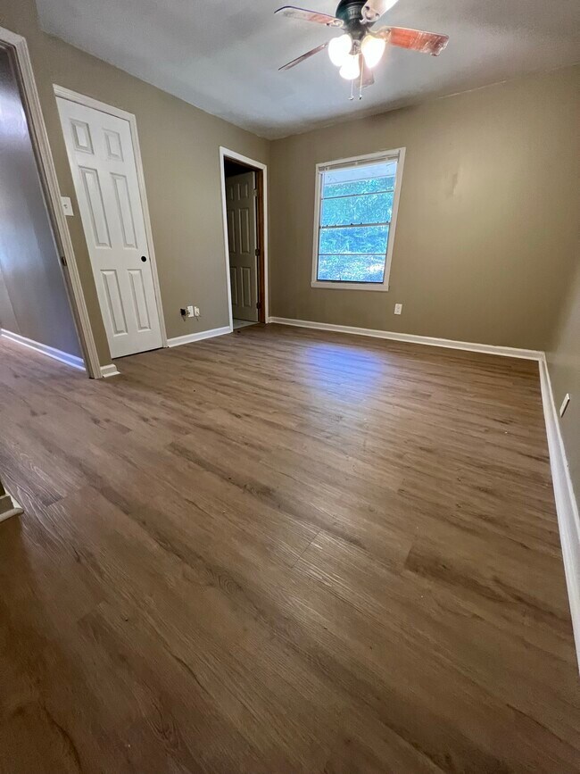 Building Photo - 3366 Willow Lane Dr