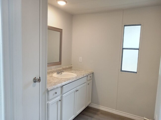 Building Photo - Cozy Roy Harris Loop mobile home
