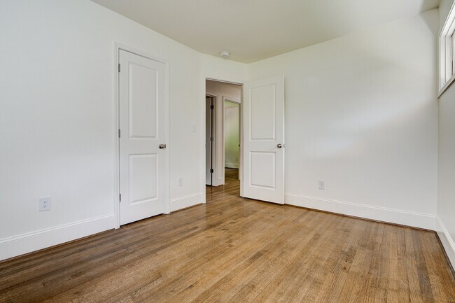 Building Photo - 5196 Scenic View Dr