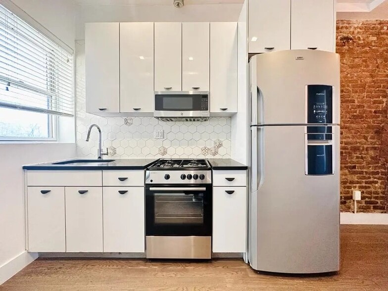 Building Photo - Furnished room/NOT APARTMENT