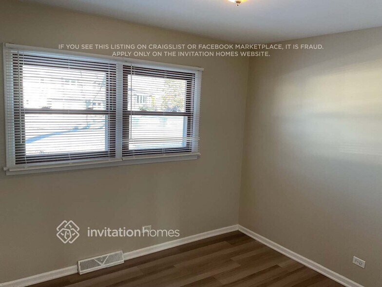 Building Photo - 439 W Lake Park Dr