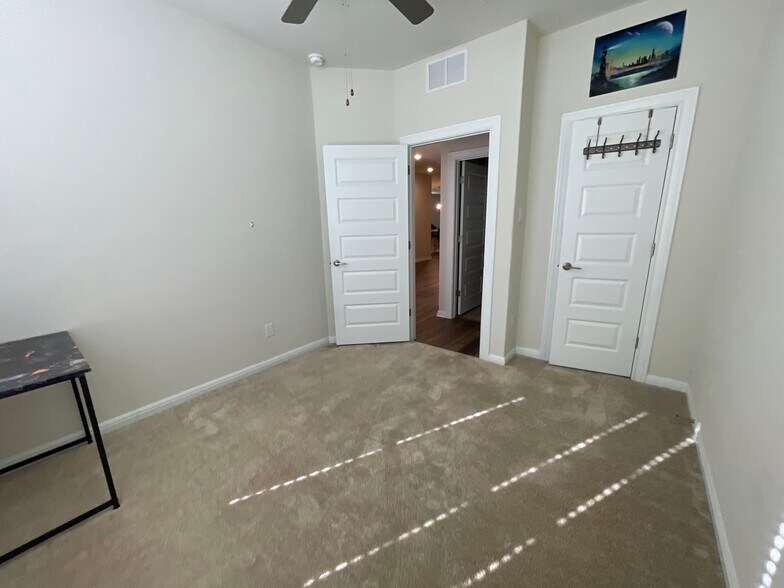 Building Photo - Room in House on Regatta Trl