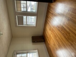 Building Photo - 1200 sq ft 3 bed 1 bath Brighton apartment!