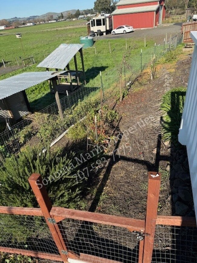 Building Photo - Great Single Level Home in the Country ~ West Petaluma ~ 2bd/2ba with Large Bonus Room