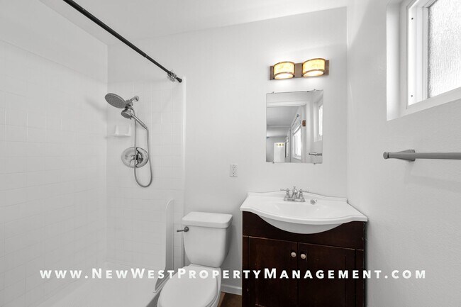 Building Photo - Recently Refreshed Point Loma 2-Bedroom at Baycrest! Small Pet OK! Available Now!