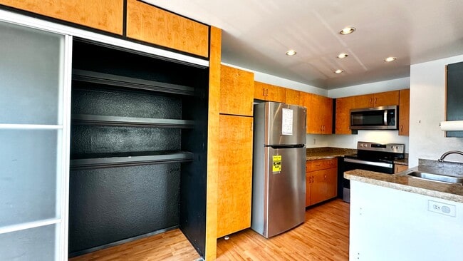 Building Photo - 2 BED/2 BATH/2 PRKG + Washer/Dryer INSIDE ...