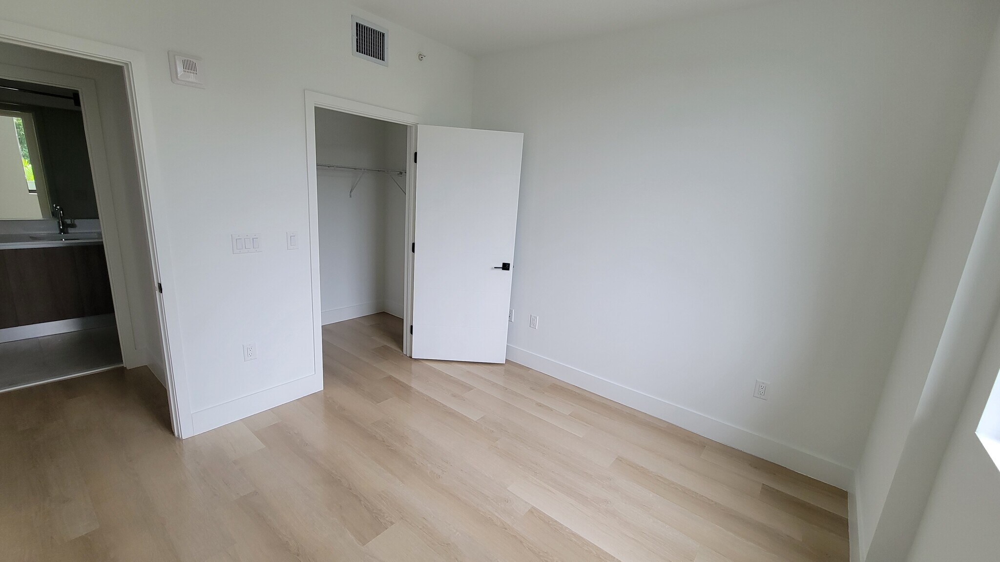 Building Photo - 2533 NE 183rd St