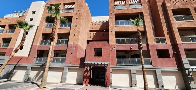 Building Photo - 2 Bedroom recently painted 2nd Floor Condo in Guard Gated Park Avenue!