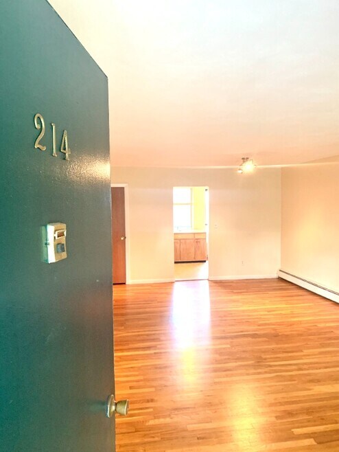 Building Photo - 77 Pitman St
