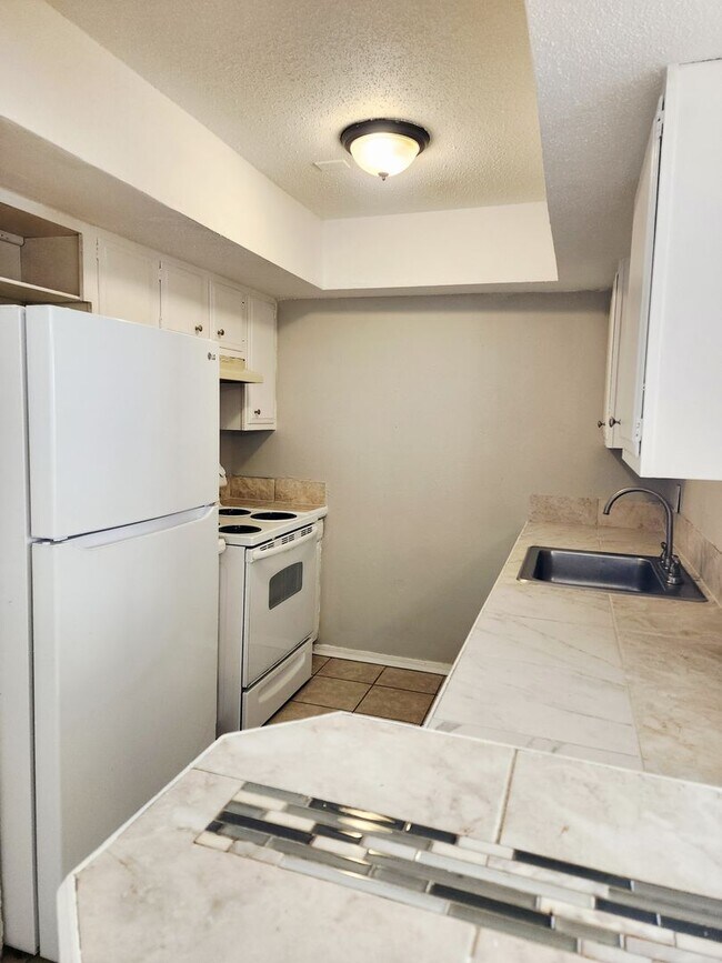 Building Photo - 1 bed 1 bath downstairs Apt in Monterey Square Apts