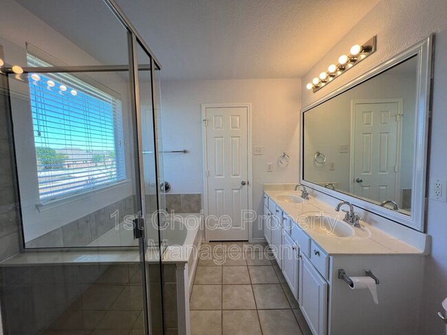 Building Photo - 9221 Comanche Ridge Dr