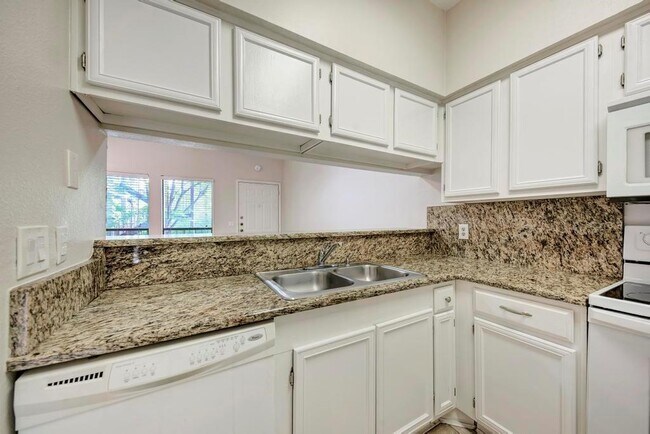 Building Photo - 2901 San Jacinto Blvd