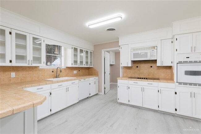 Building Photo - 1718 Tulip Ave