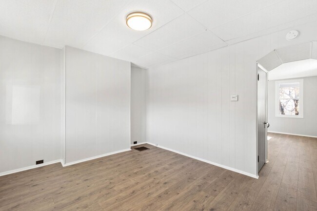 Building Photo - 1713 Realty Ave