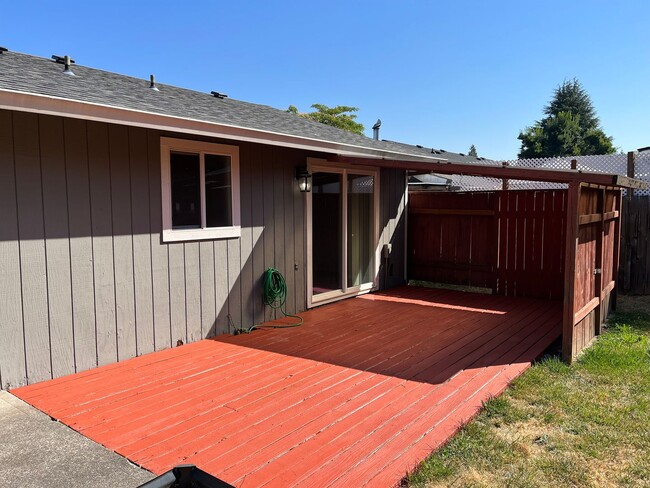 Building Photo - Three Bedroom Home in North Salem with New...