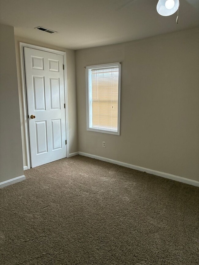 Building Photo - Beautifully Updated 3 Bedroom, 2 Bath Sing...