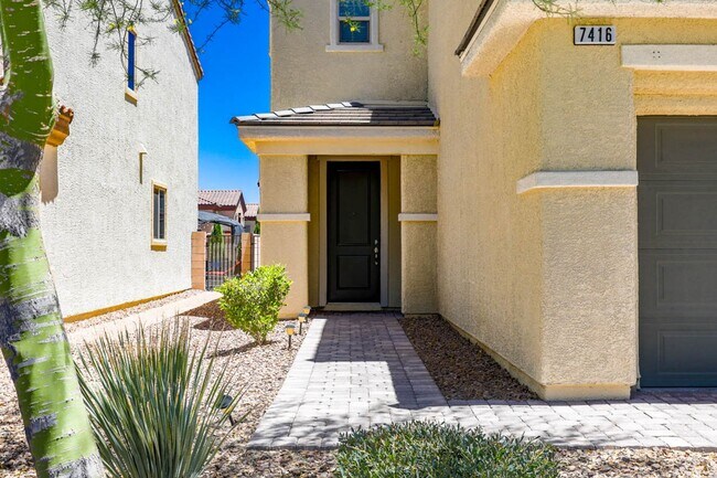 Building Photo - 4 Bed, Beauty With First Floor Bed And Full Bath