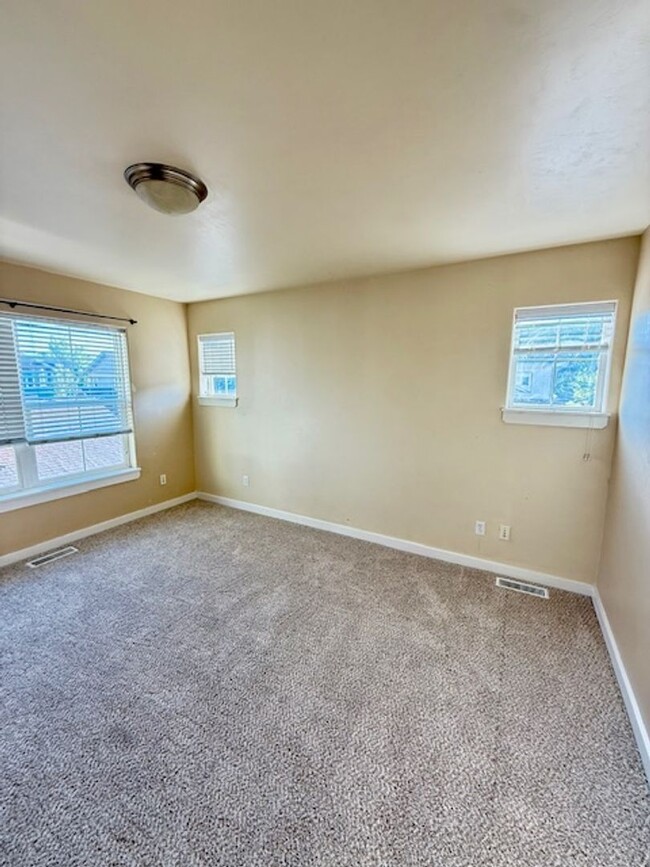 Building Photo - 3 Bedroom 3 Bathroom House Located Near a ...
