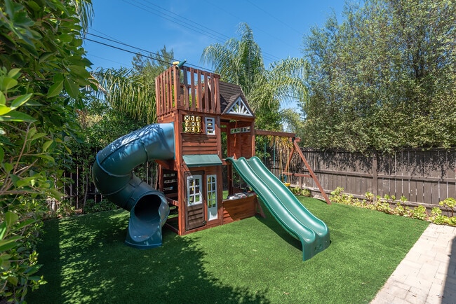 Building Photo - 18005 Bullock St