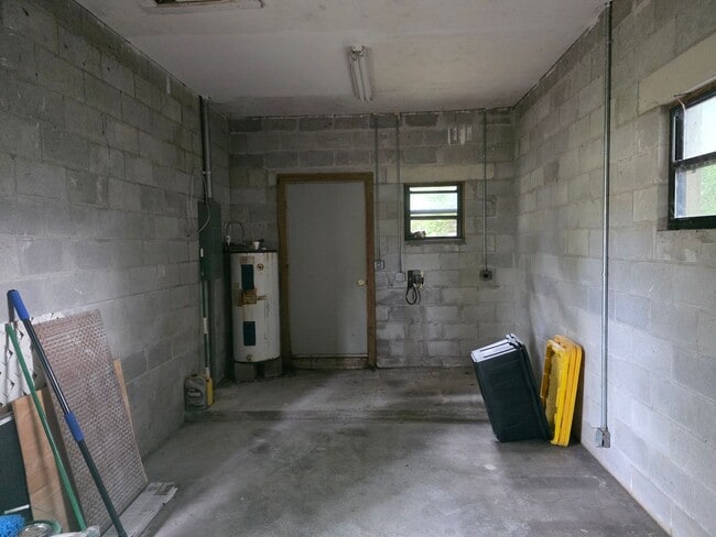 Building Photo - 660 SW Cardinal Dr