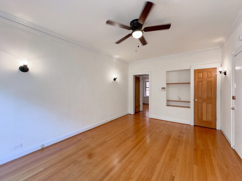 Building Photo - 522 W Surf St