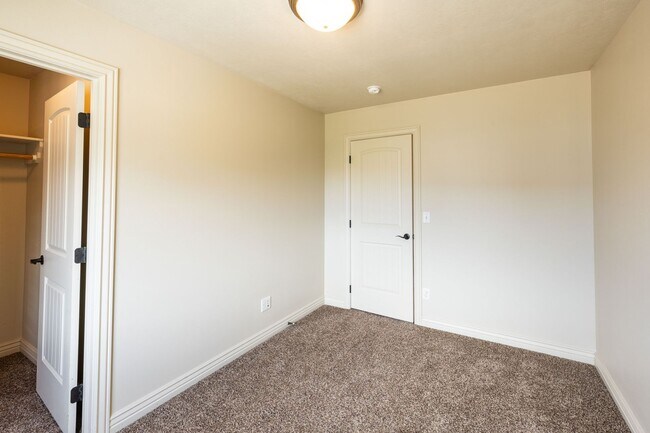 Building Photo - 2 BED 1 BATH TOWNHOME WITH COVERED PARKING IN AMMON - CITY UTILITIES INCLUDED