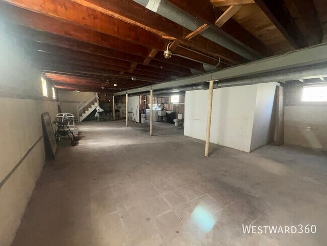 Building Photo - 13820 S Tracy Ave