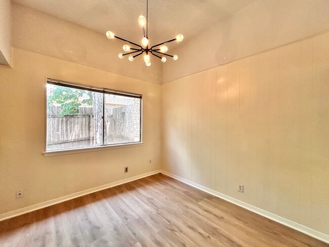 Building Photo - Bright and Spacious Single-Level Living in...