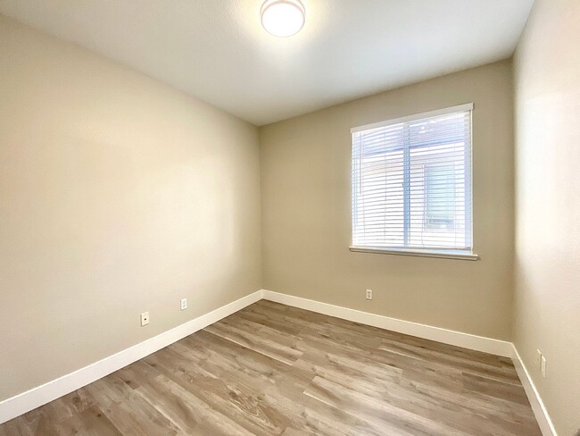 Building Photo - NEWLY RENOVATED, VERY CLEAN 5 BED, 3 BATH,...