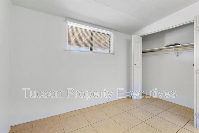 Building Photo - 1638 N Beverly Ave