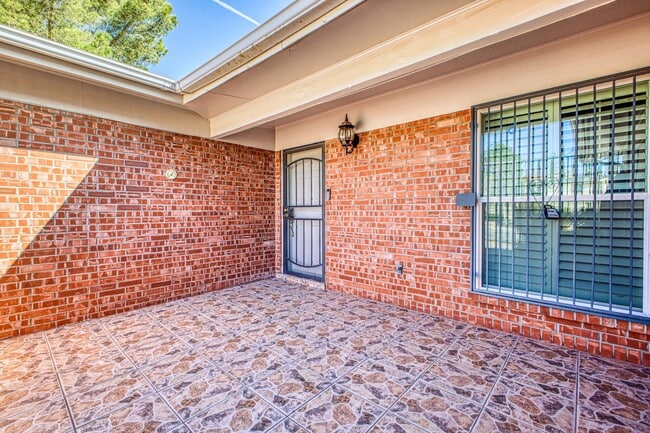 Building Photo - Beautiful House with 4 bed - 2 baths - office & covered big Jacuzzi