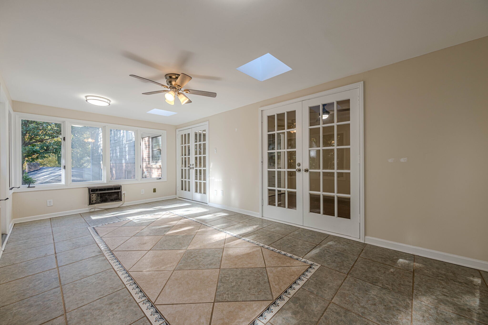 Building Photo - 6640 Williamson Dr