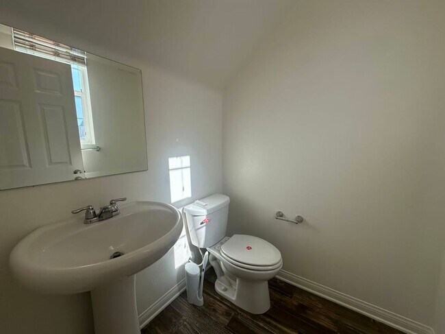 Building Photo - 5862 Ginger Dr
