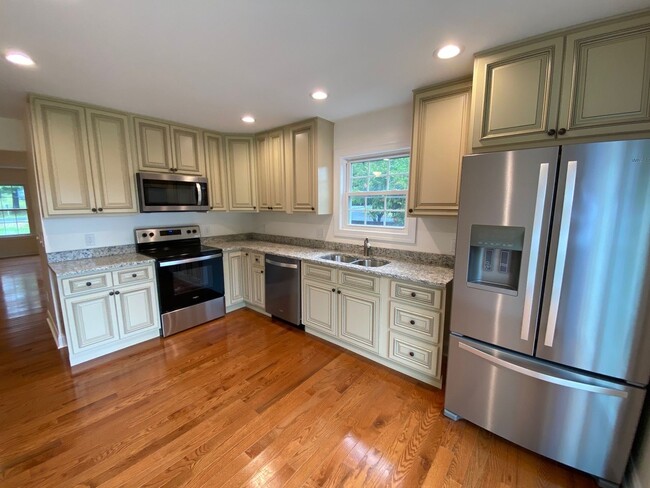 Building Photo - Pristine Duplex with Hardwood Floors and M...
