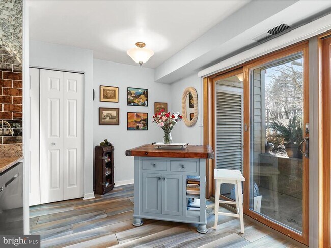 Building Photo - 7024 Channel Village Ct